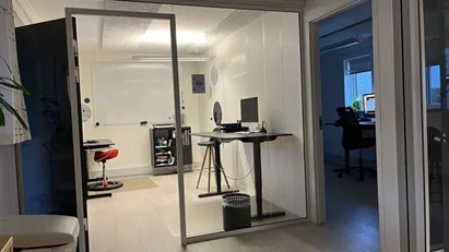 Eget kontor med plads til flere skrivebordspladser