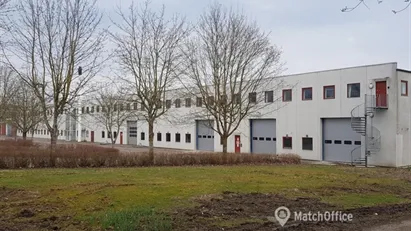 Højloftet lager med kontor