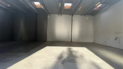 Højloftet lager med stor port centralt i Farum