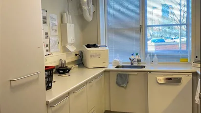 Spændende kliniklokale med indretning