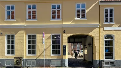 Erhvervslejemål i kælderen i charmerende ejendom