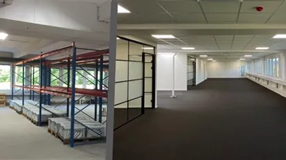 Lager- og kontorlejemål med pæne glasløsninger. klimaanlæg og stort kantineområde