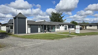 Kontor ny istandsat, tekøkken, toilet og lager