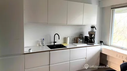 Pænt kontorlejemål på 1. sal