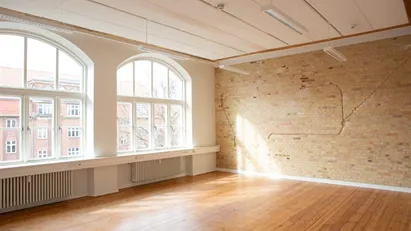 Charmerende kontor på Frederiksbjerg i gammel byskole