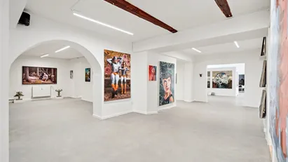 Rummeligt lejemål til galleri og showroom