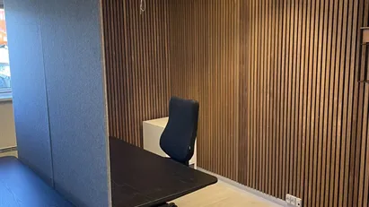 Eget kontor med plads til flere skrivebordspladser