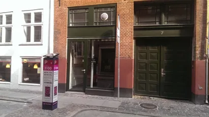 Velbeliggende butik, sidegade til strøget