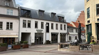 Mindre café- eller butikslokale med attraktiv placering i Næstved centrum