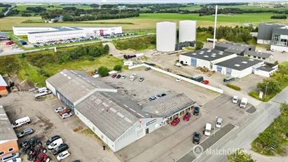 Bilforretning med meget udenomsplads