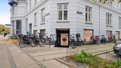 Råt og charmerende parterrelejemål – perfekt til kreativt erhverv