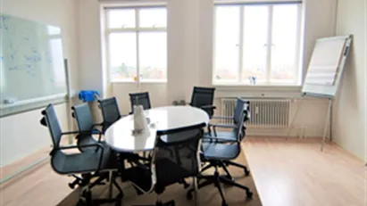 Lækkert lyst kontor med altan i velfungerende kontorfællesskab