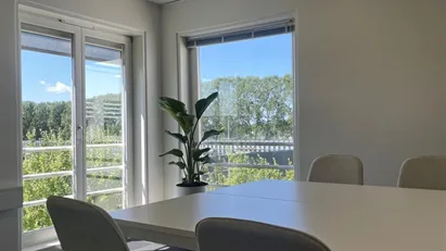 Velfungerende ejendom med frokostkantine - nu med et pænt og indflytningsklart kontor på øverste etage