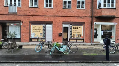 Lyst og moderniseret butikslejemål med attraktiv beliggenhed