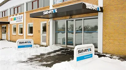 Flot højloftet hal og smagfulde kontorer i Håndværkerkvt.