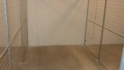 Dejlig tørt opvarmet kælderlokale i relativ ny bygning. Gode parkeringsmuligheder udenfor og elevator til kælder.