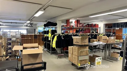 Lager/værksted i stueplan med porte