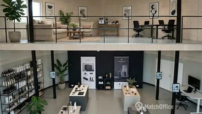 Unik ejendom - Lager/showroom/kontor - 3 meter port og dobbeltdør som kan åbnes helt op.