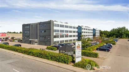 Storrumskontor samt ét mødelokale