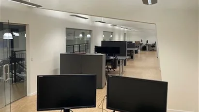 Kontor i åbent kontor udlejes i moderne faciliteter, flere muligheder