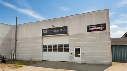 Højloftet lager med stor port centralt i Farum