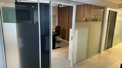 Eget kontor med plads til flere skrivebordspladser