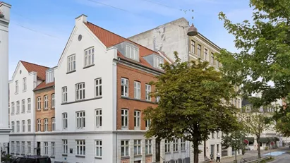 Centralt placeret lager med tekøkken og toilet.