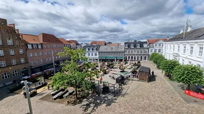 110 kvm rustikke klinik-/kontorlokaler i stueplan i centrum