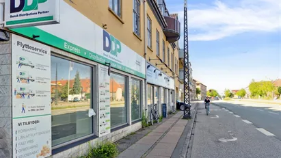 Skal din virksomhed ses af over 20.000 bilister hver dag?