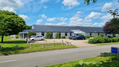 Lagerbygning med porte og ramper udlejes